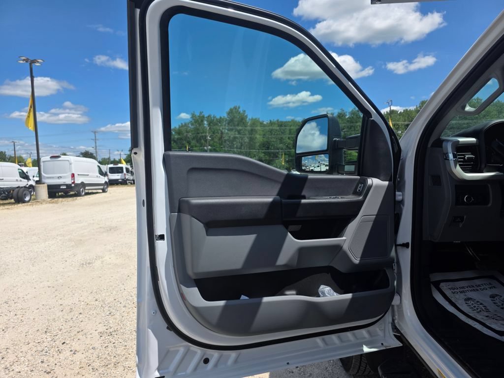 New 2026 Ford F550 4x4 Regular Cab Super Duty image 17