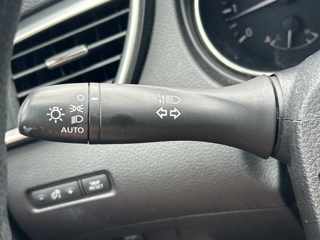 Used 2015 Nissan Rogue SV FWD image 30