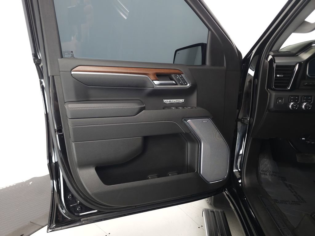 Used 2023 GMC Sierra 1500 Denali w/ Technology Package AWD/4WD image 5