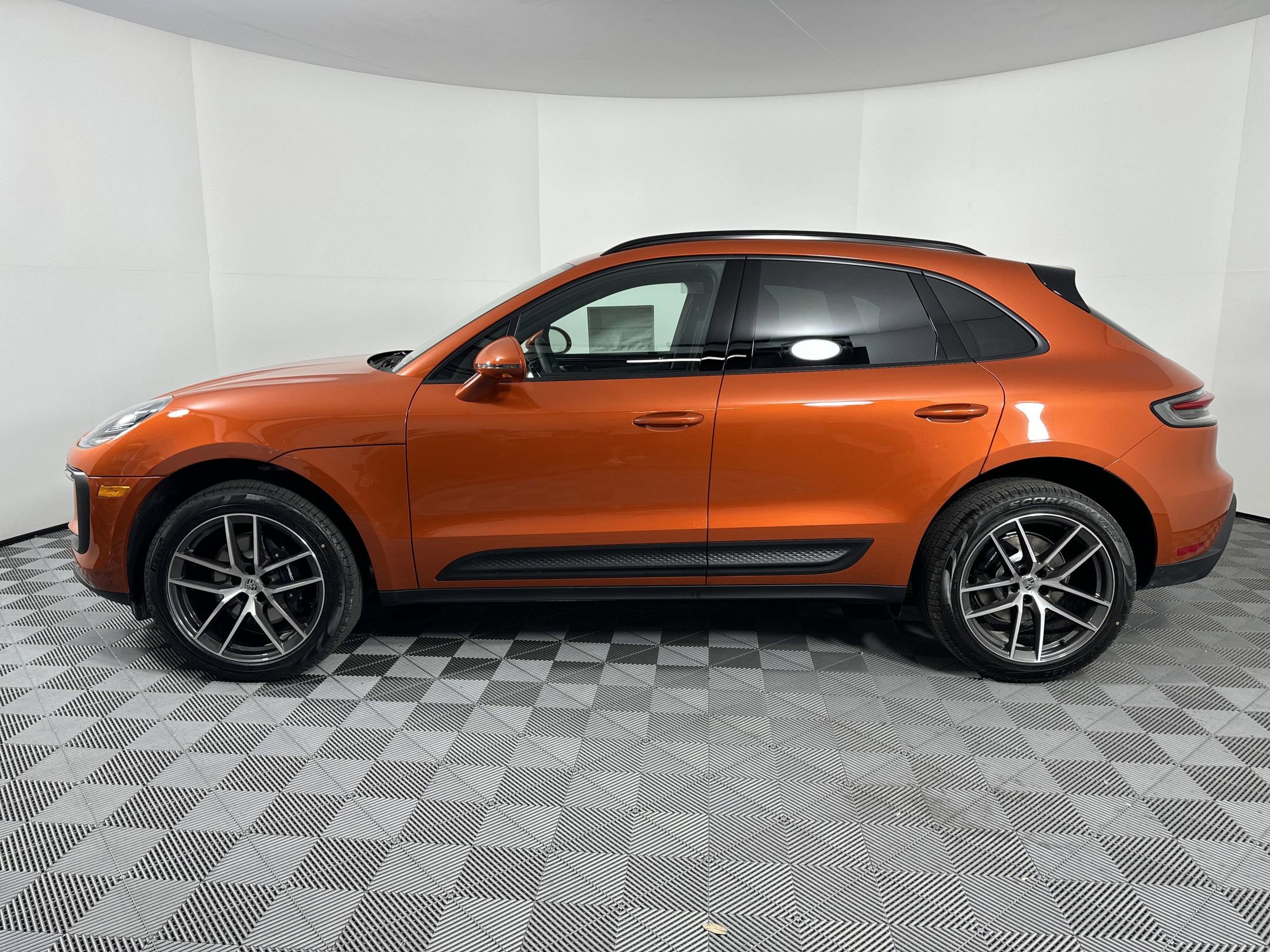 Used 2025 Porsche Macan image 2