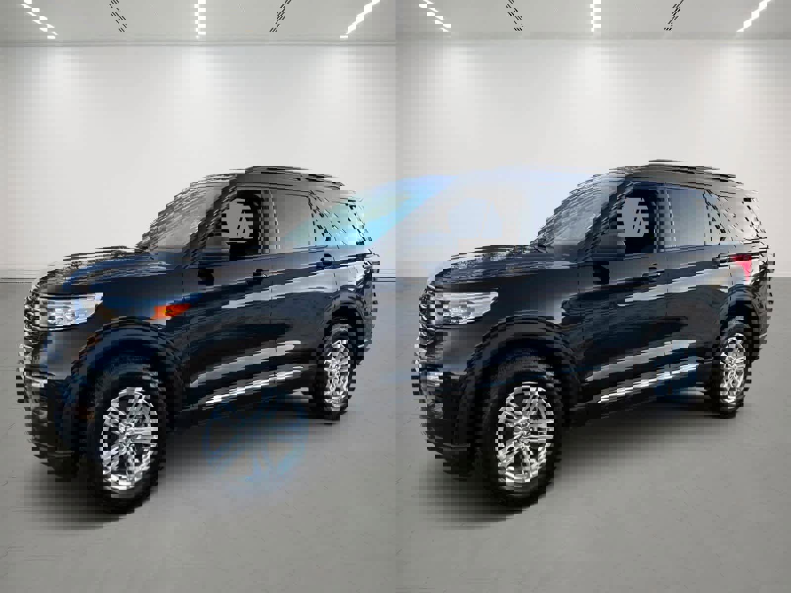 Used 2024 Ford Explorer XLT image 2