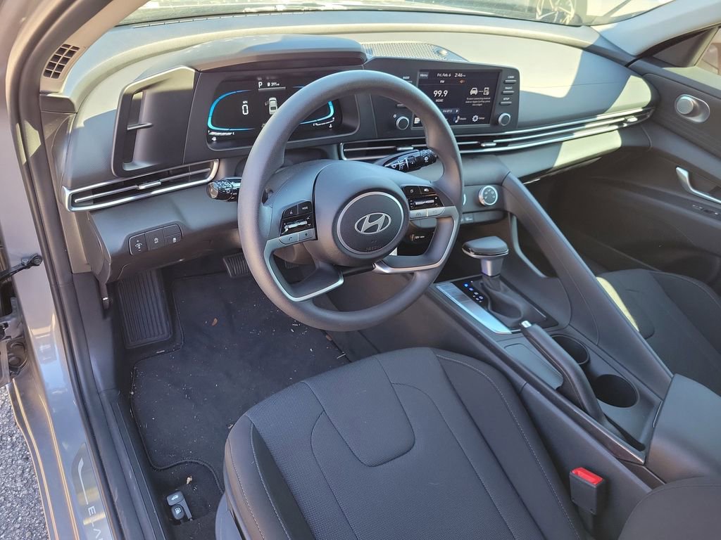 Used 2025 Hyundai Elantra SE image 14