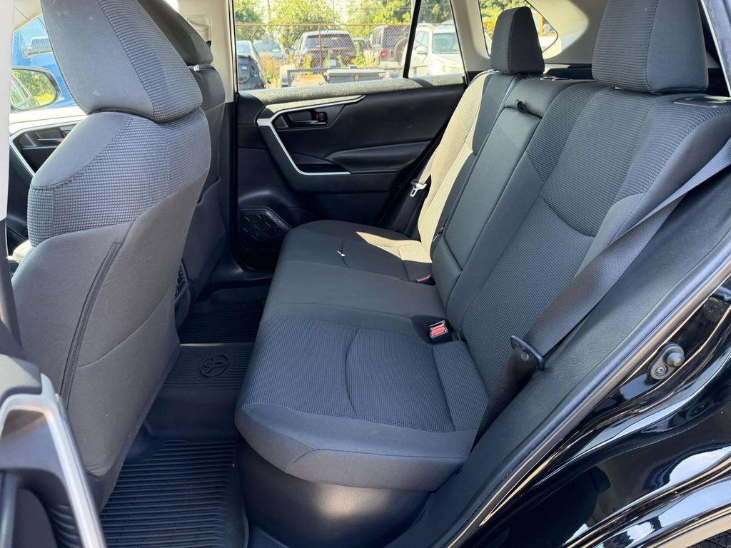Used 2021 Toyota RAV4 LE AWD/4WD image 18