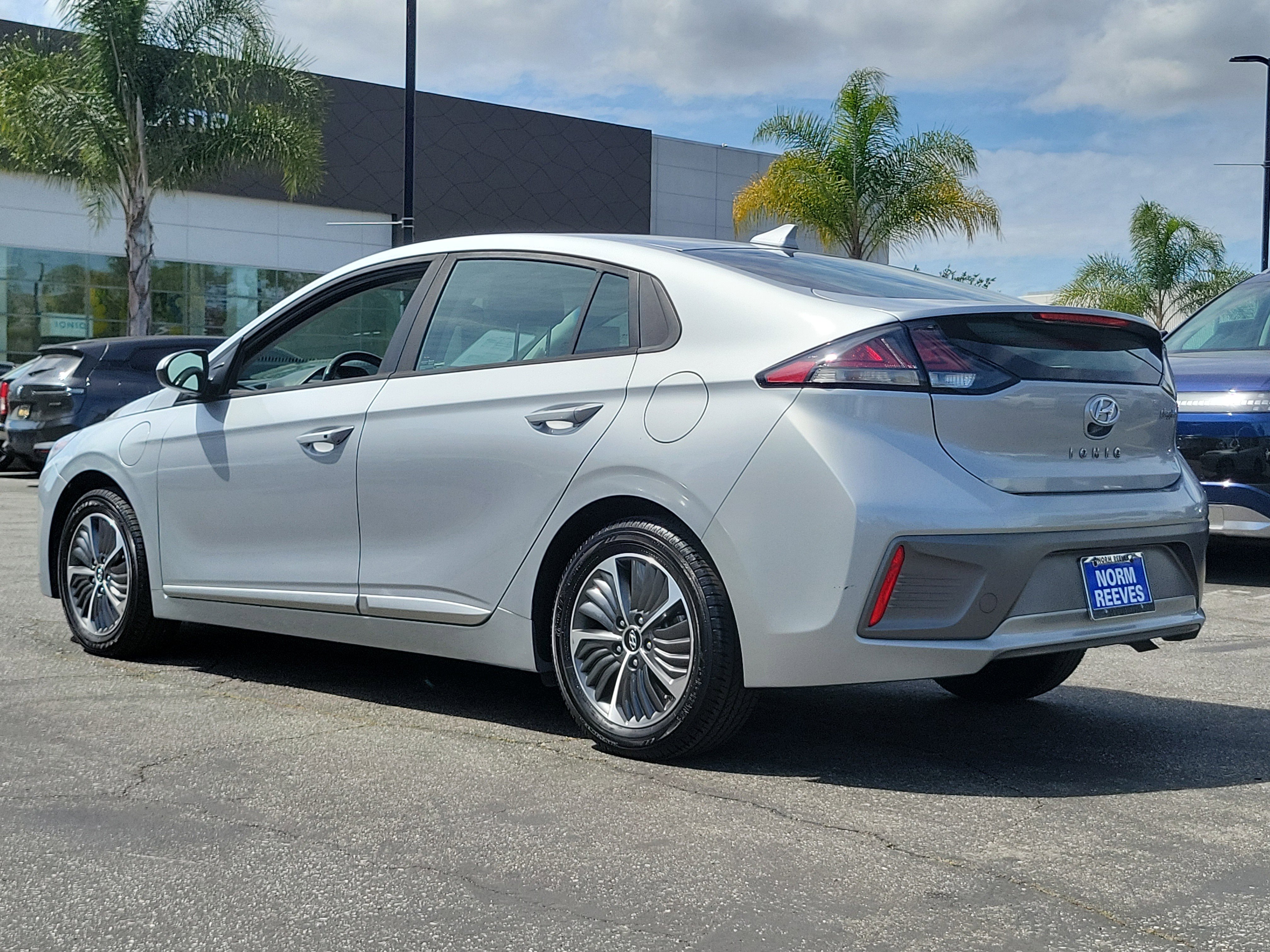 Used 2022 Hyundai Ioniq SE FWD image 5