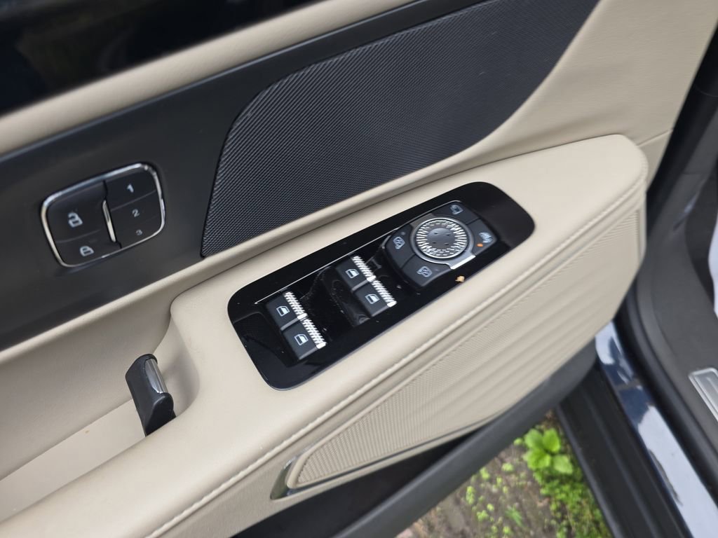 Used 2024 Lincoln Nautilus Premier image 16