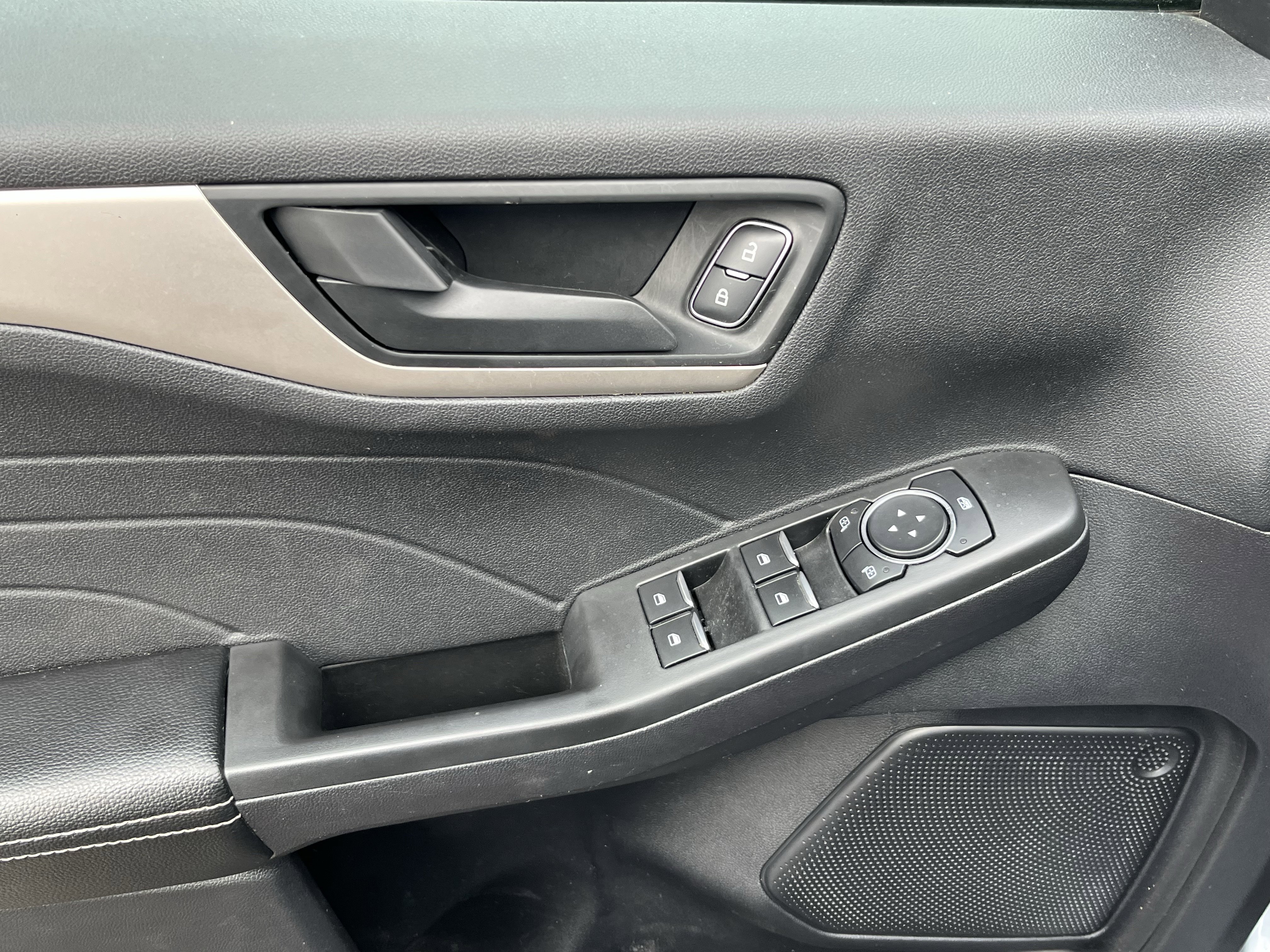 Certified 2022 Ford Escape SE w/ SE Sport Appearance Package image 15