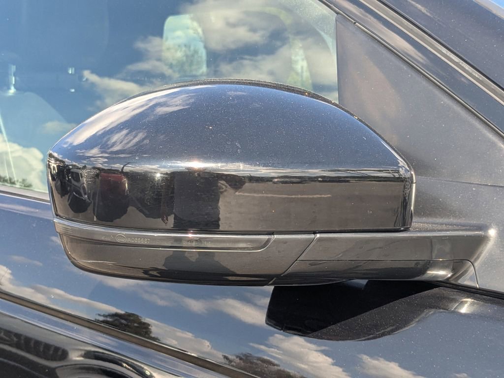 Used 2020 Land Rover Discovery Sport SE image 11