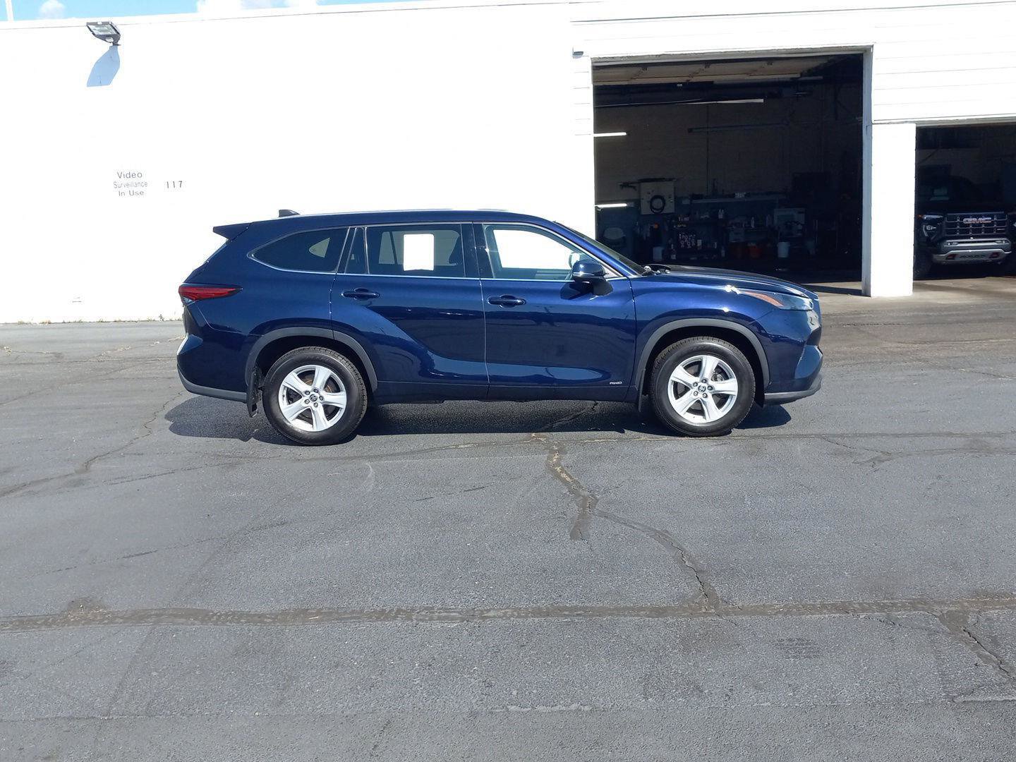 Used 2022 Toyota Highlander LE image 7