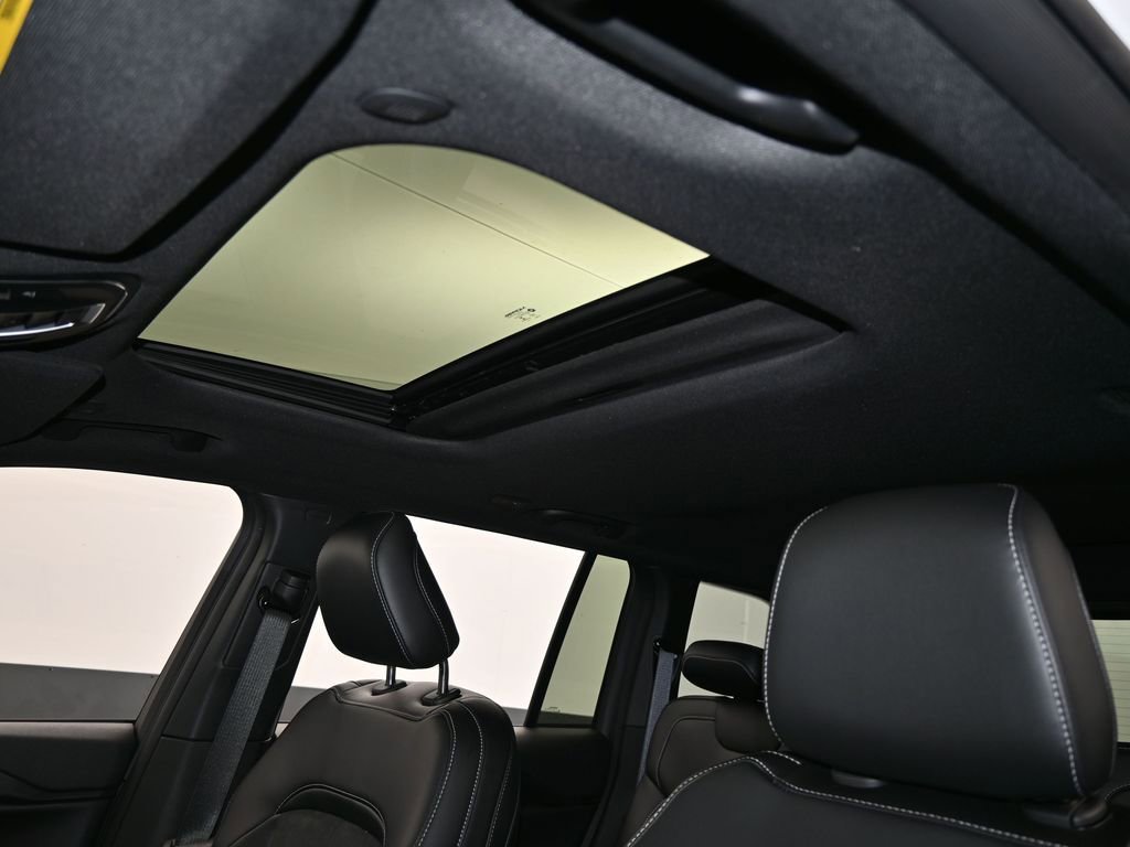 Used 2025 Jeep Grand Cherokee Altitude image 11