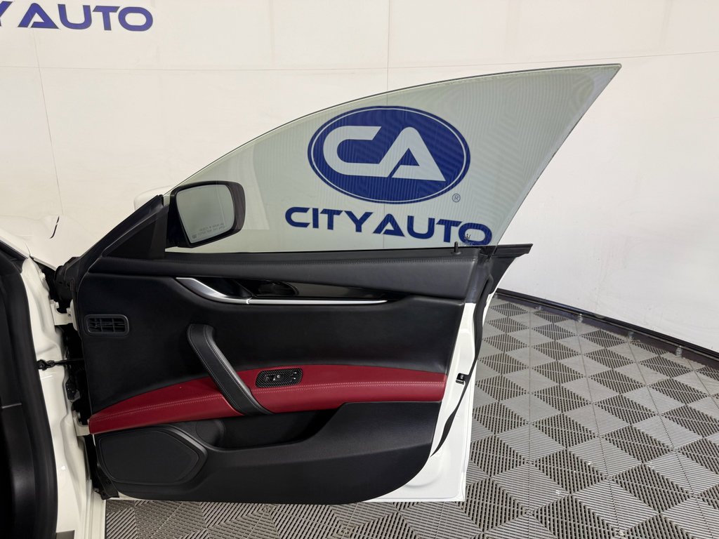 Used 2016 Maserati Ghibli Base image 15