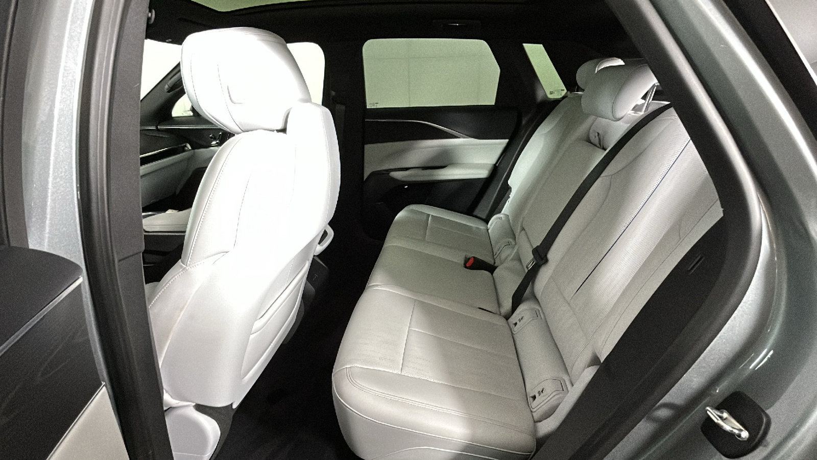 Used 2024 Cadillac Lyriq Luxury AWD/4WD image 33