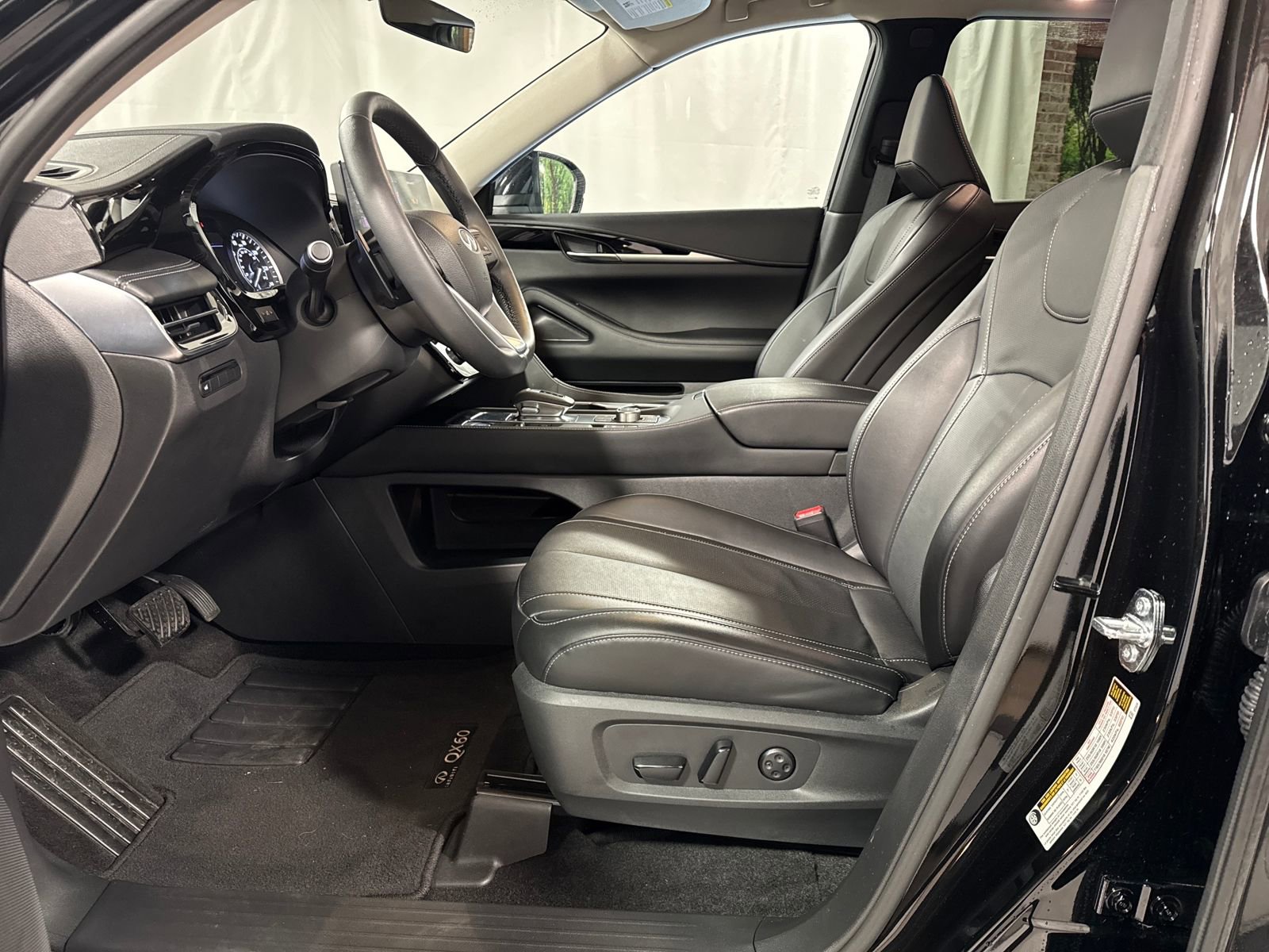 Certified 2025 INFINITI QX60 Pure image 2