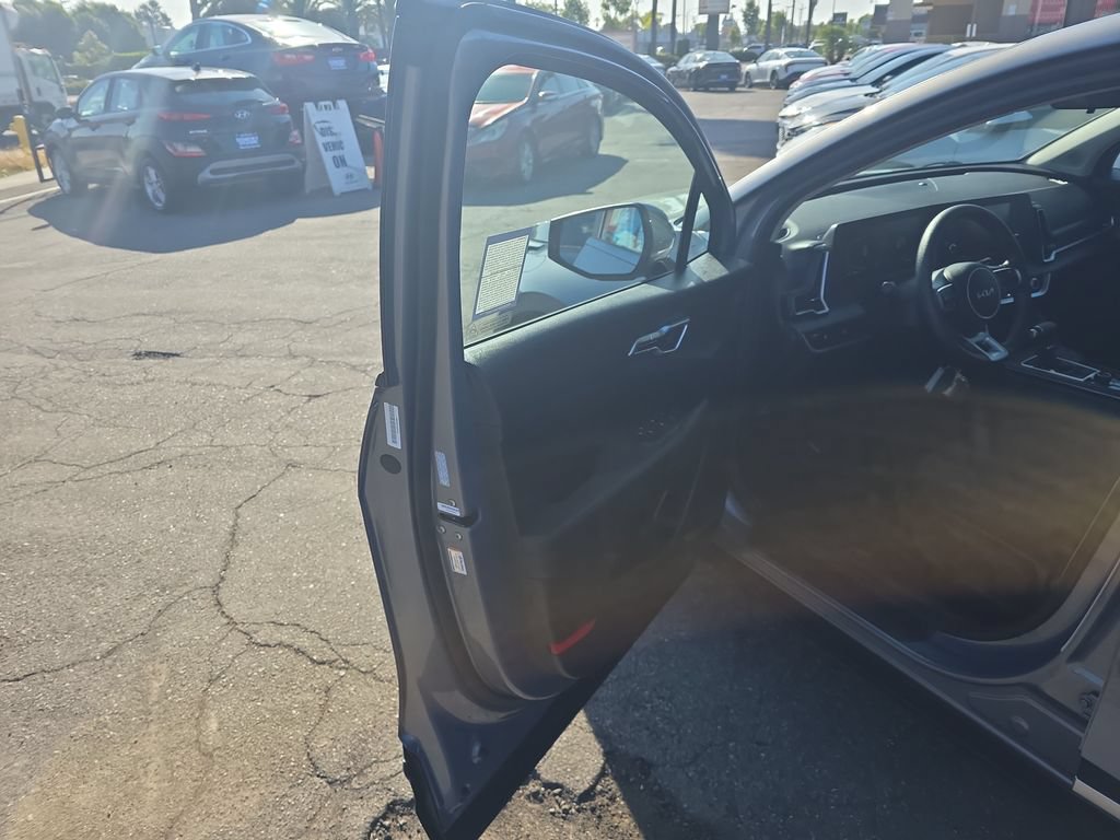 Used 2025 Kia Sportage LX FWD image 10