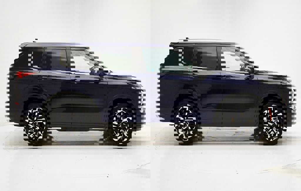 Used 2022 Mitsubishi Outlander SE image 3