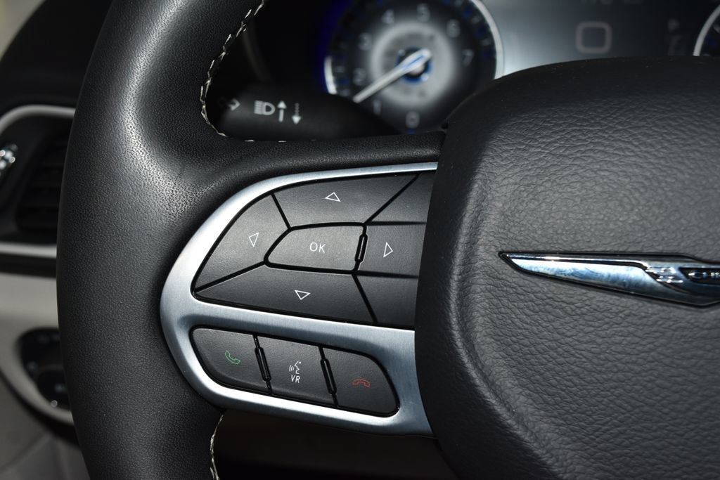 Used 2023 Chrysler Pacifica Touring-L FWD image 9