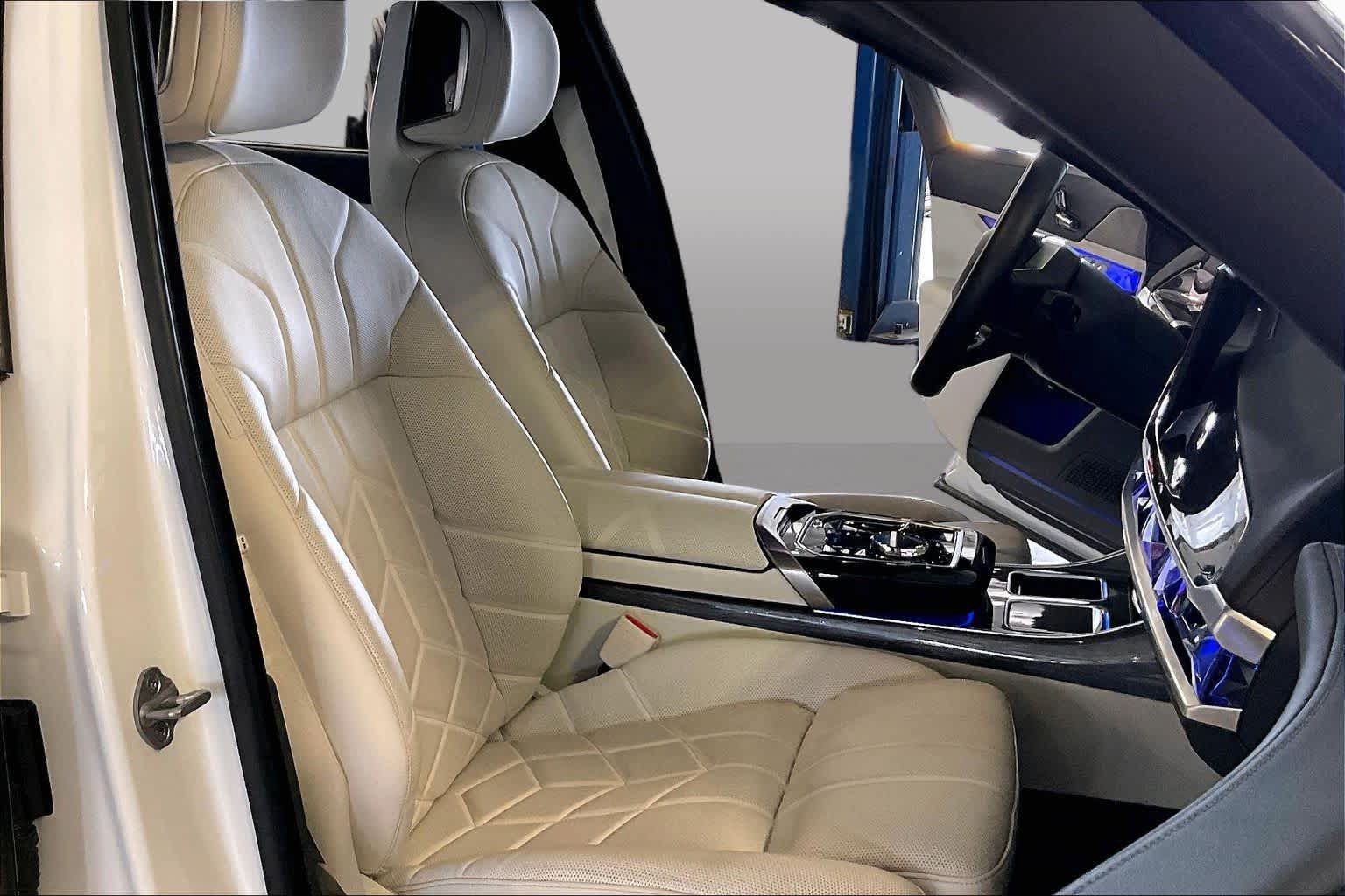 Used 2024 BMW i7 eDrive50 w/ M Sport Package RWD image 8