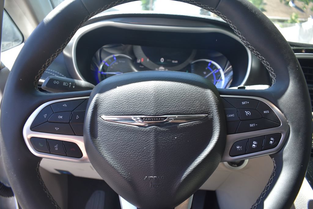 Used 2024 Chrysler Pacifica Limited FWD image 11