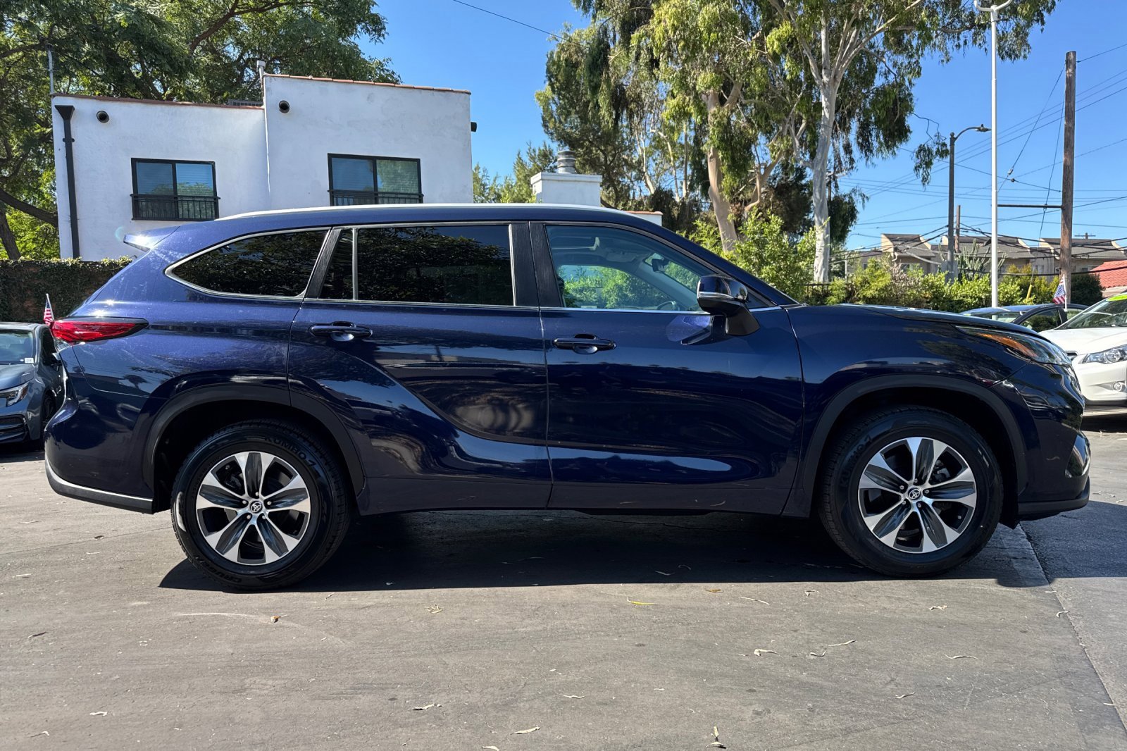 Used 2023 Toyota Highlander XLE image 3