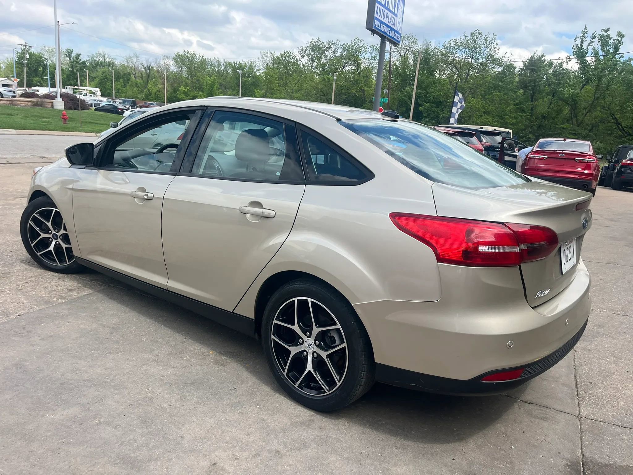 Used 2017 Ford Focus SEL FWD image 3