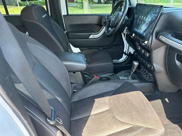 Used 2015 Jeep Wrangler Unlimited Rubicon AWD/4WD image 26