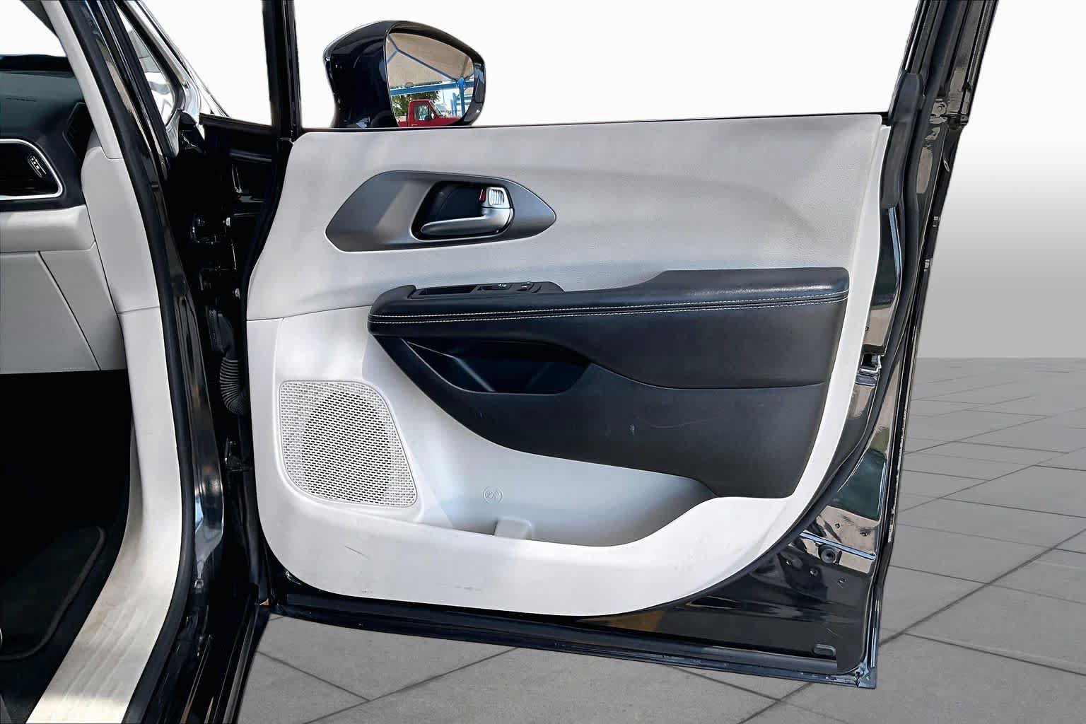Used 2022 Chrysler Pacifica Touring-L FWD image 22
