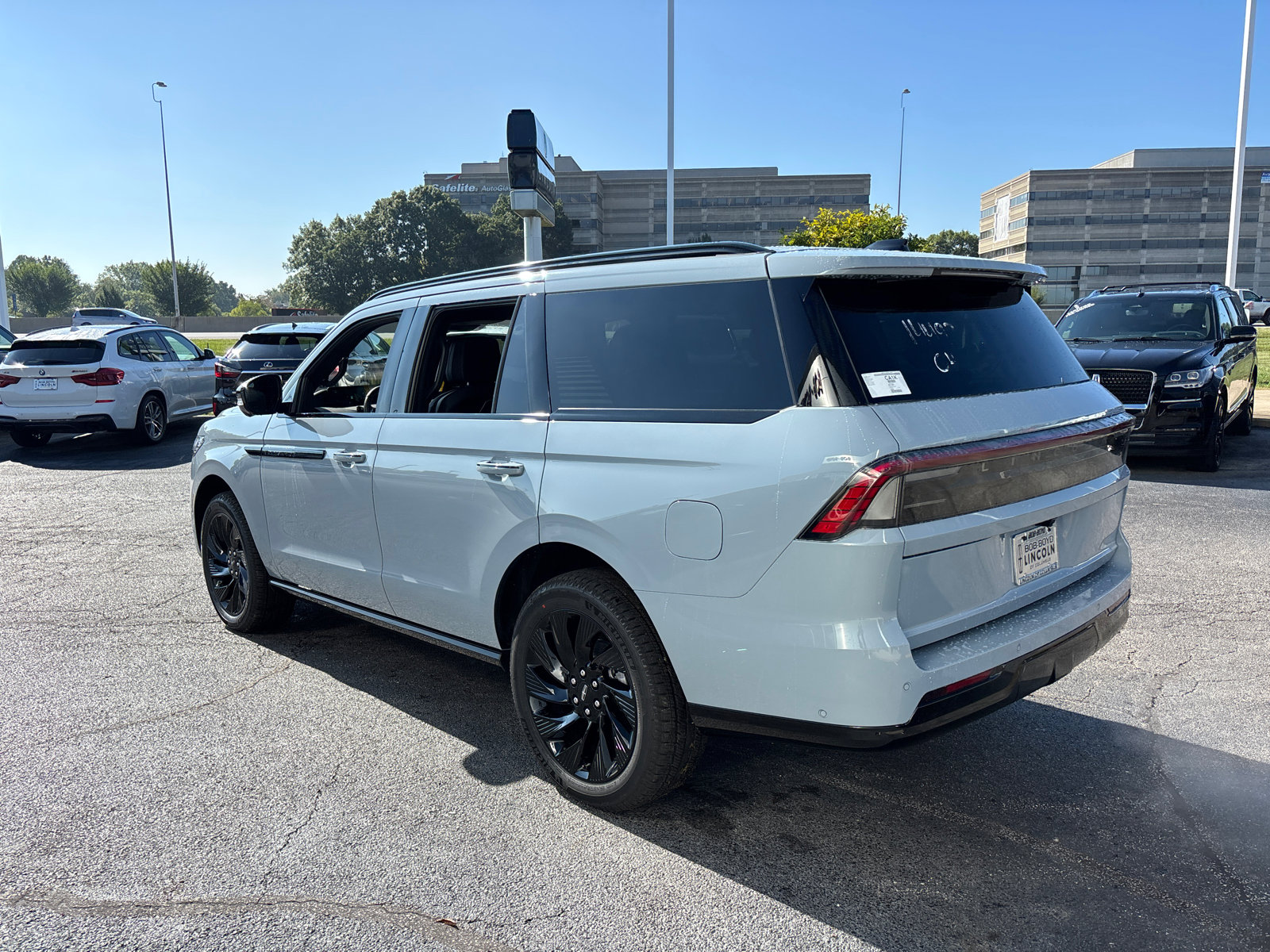 New 2025 Lincoln Navigator Reserve w/ Jet Appearance Package image 5