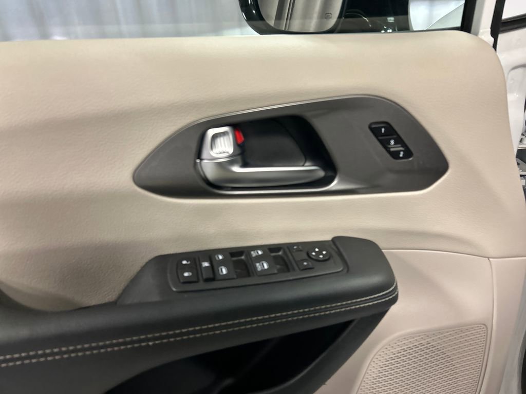 Used 2024 Chrysler Pacifica Touring-L FWD image 14