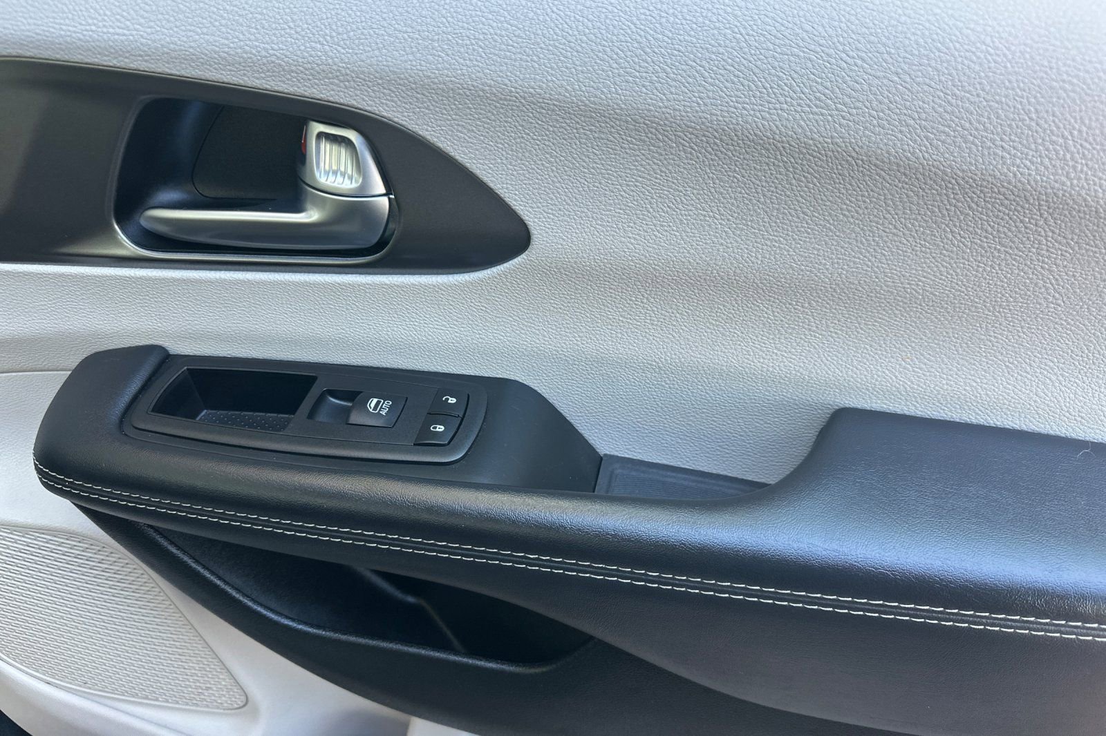 Used 2023 Chrysler Pacifica Touring-L image 22