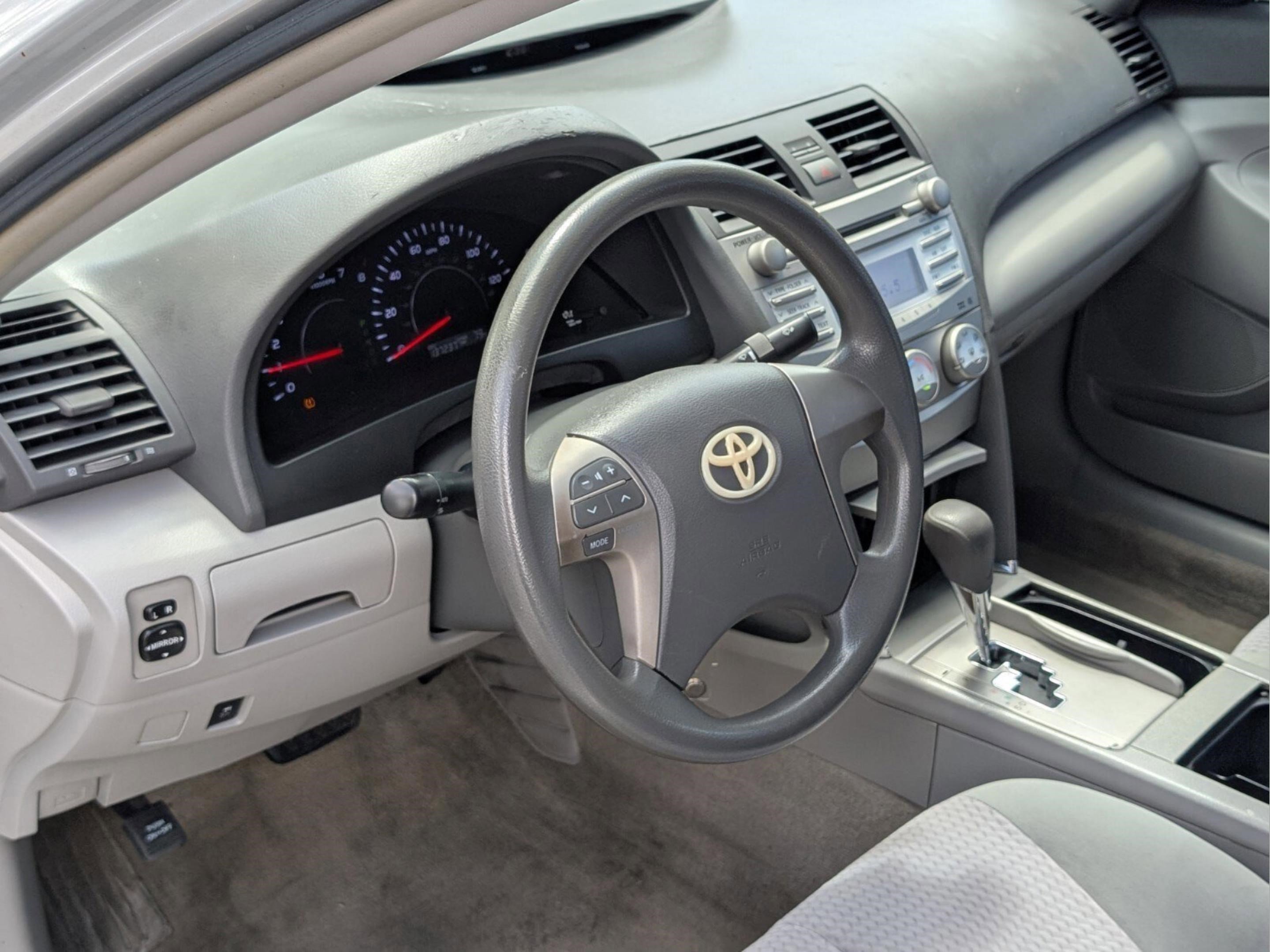 Used 2010 Toyota Camry LE FWD image 11