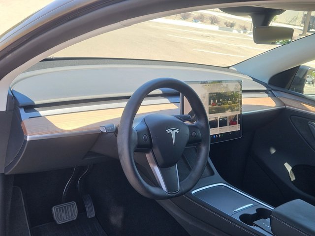 Used 2025 Tesla Model Y Long Range RWD image 10