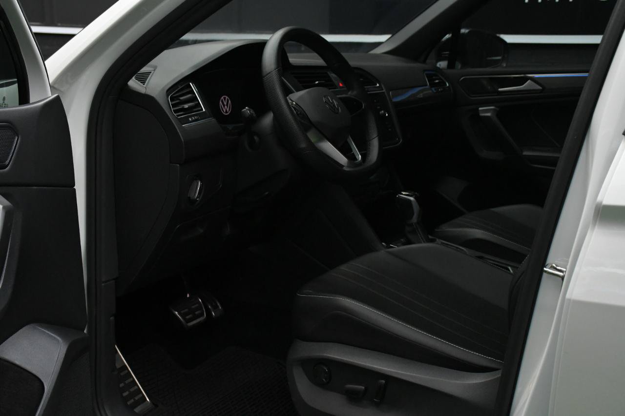 Used 2023 Volkswagen Tiguan SE R-Line FWD image 17