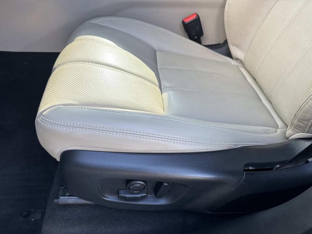 Used 2021 Land Rover Range Rover Velar R-Dynamic S image 19