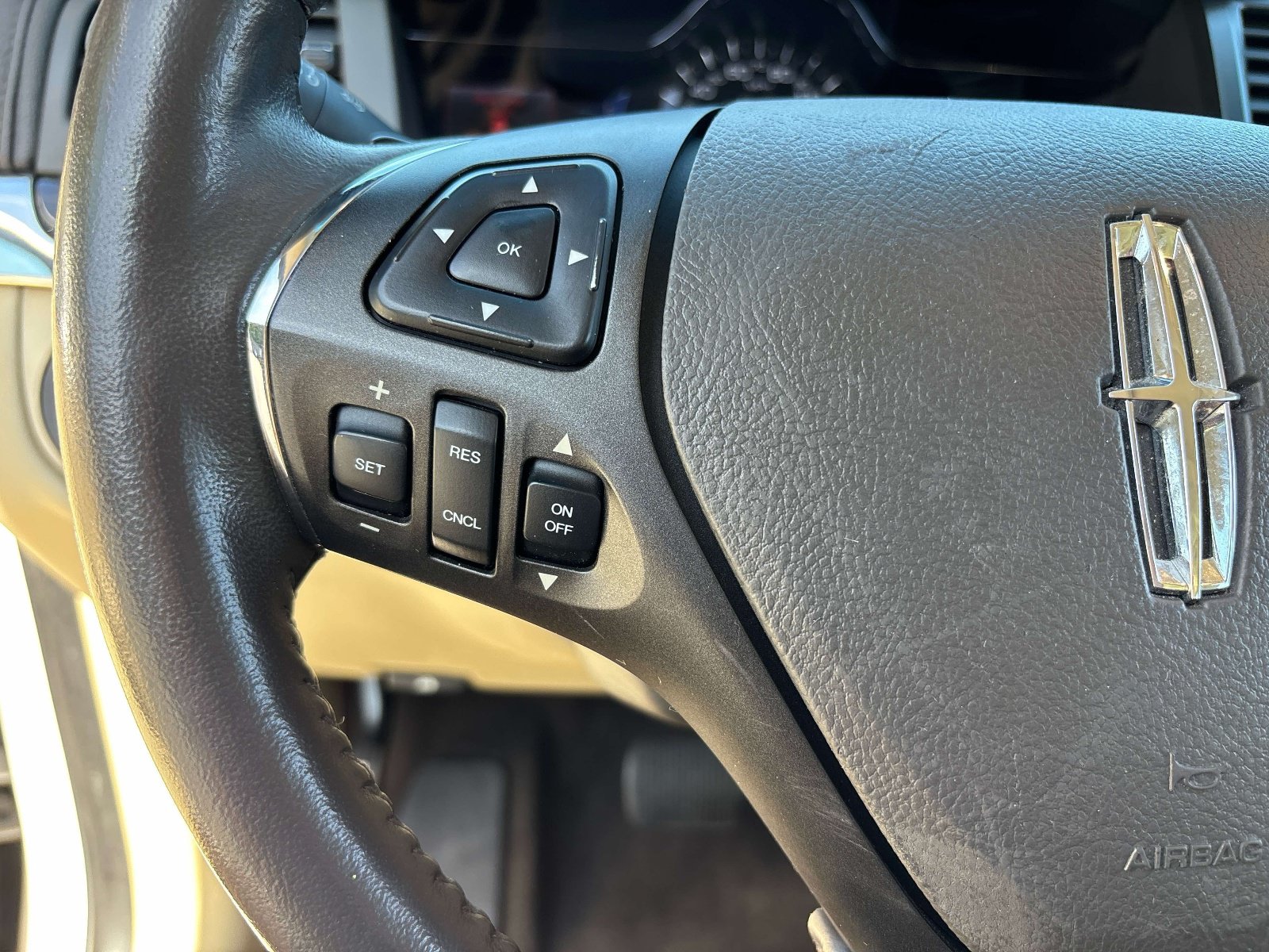 Used 2013 Lincoln MKS AWD image 18