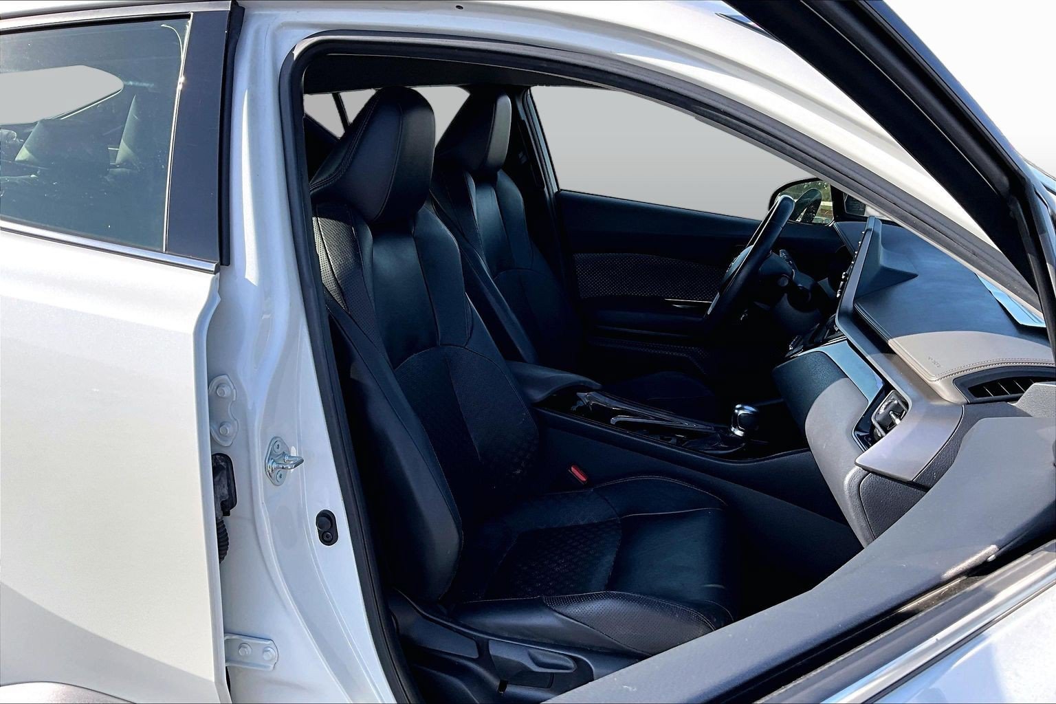 Used 2020 Toyota C-HR Limited FWD image 6