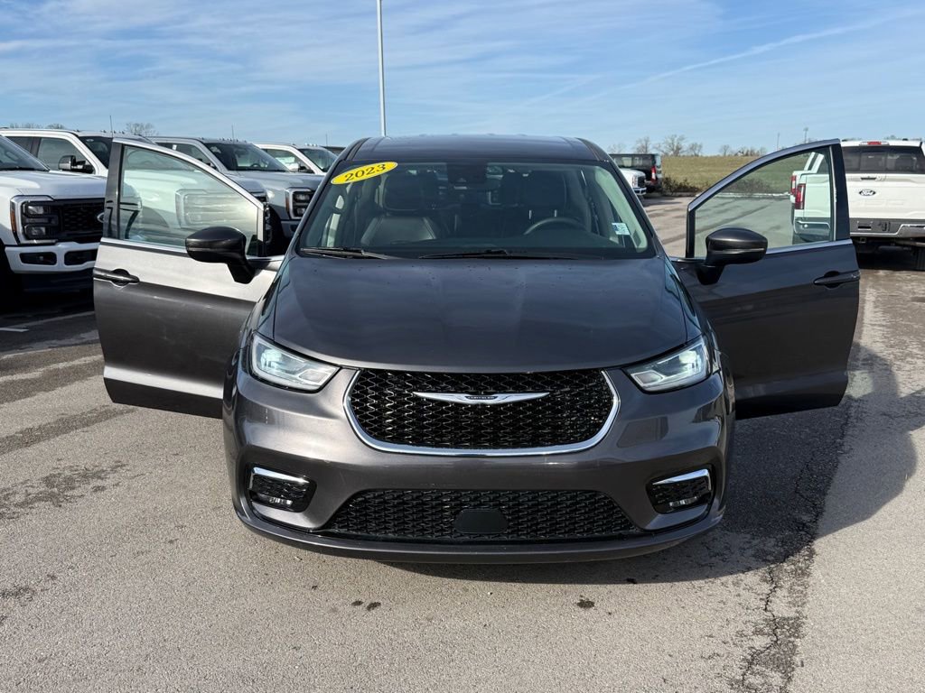 Used 2023 Chrysler Pacifica Touring-L image 20