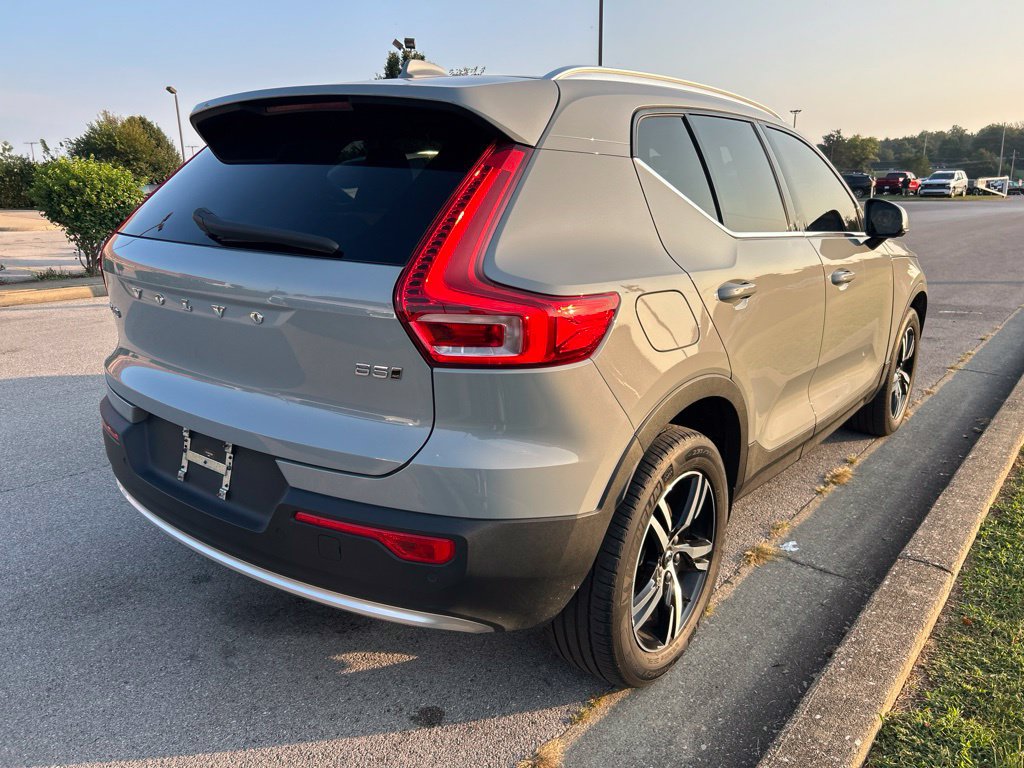 Used 2024 Volvo XC40 B5 Core AWD/4WD image 3