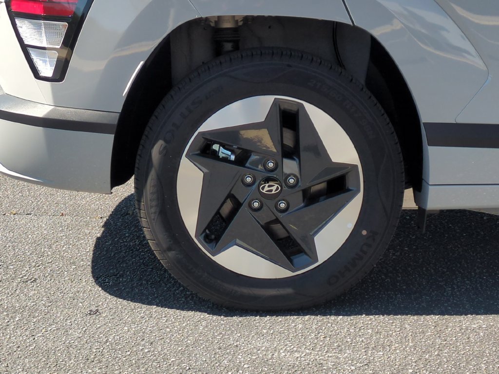 Used 2025 Hyundai Kona SEL FWD image 7
