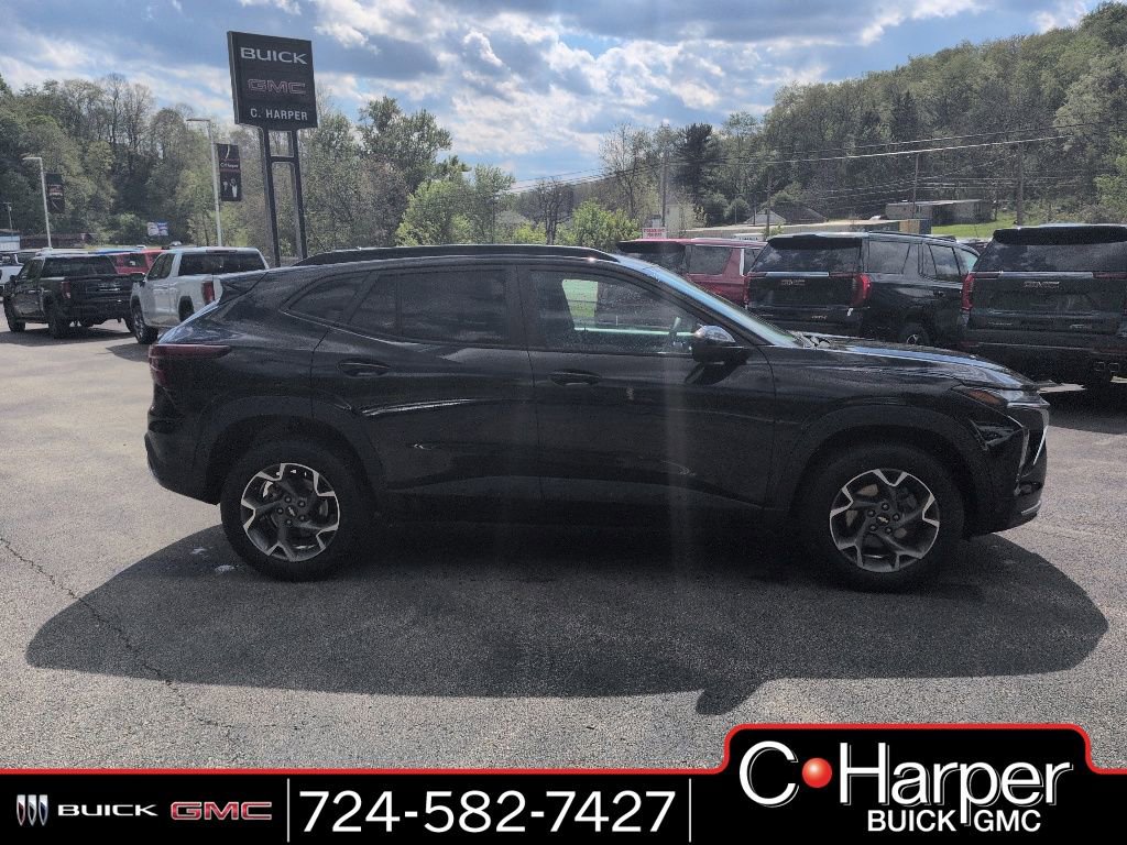 Used 2025 Chevrolet Trax LT FWD image 1
