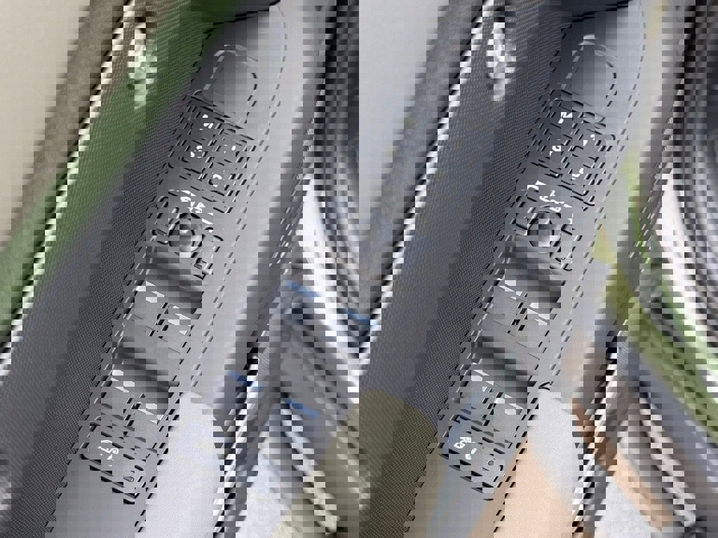 New 2026 Land Rover Defender 110 X-Dynamic SE image 17