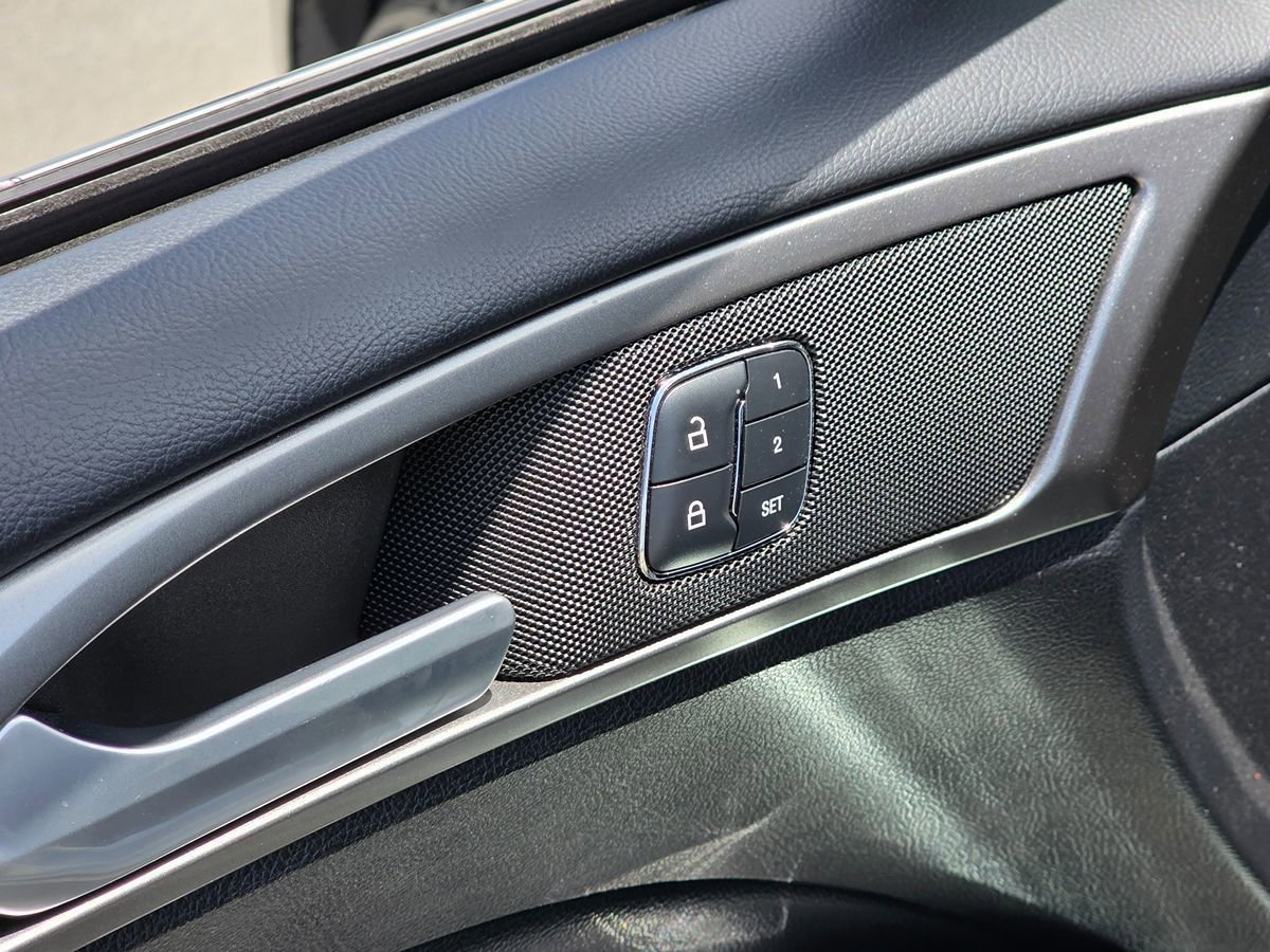 Used 2018 Ford Fusion Energi SE FWD image 18