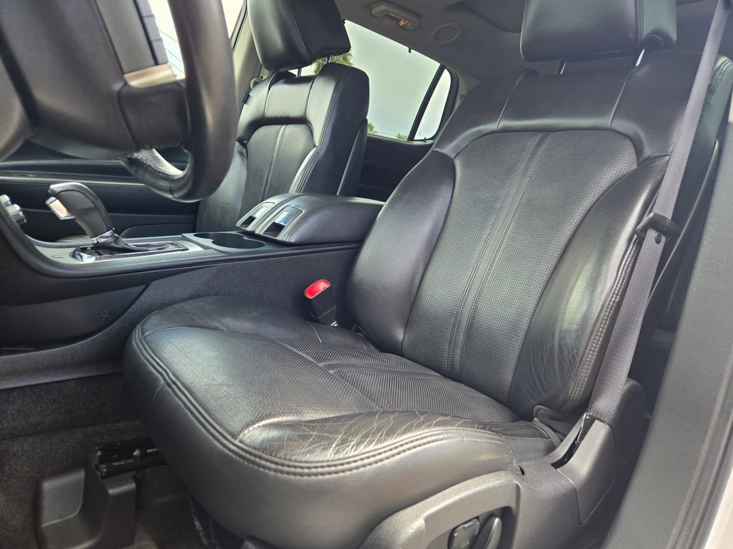 Used 2010 Lincoln MKT AWD image 10