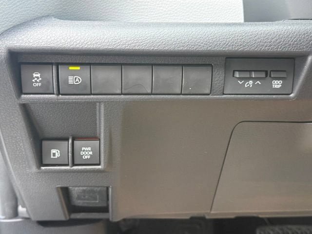 Used 2025 Toyota Sienna XLE FWD image 30