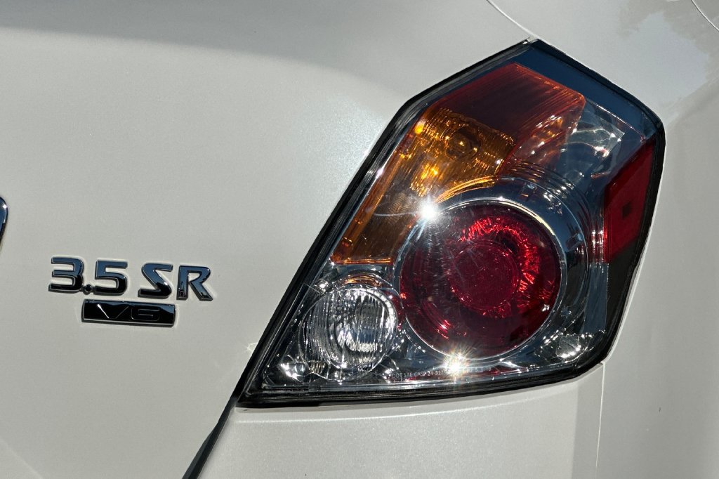 Used 2011 Nissan Altima 3.5 SR FWD image 9