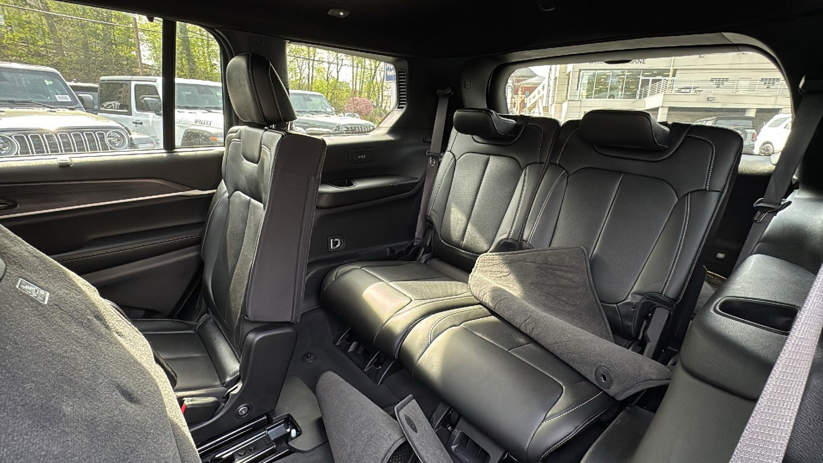 Certified 2025 Jeep Grand Cherokee L Limited w/ Luxury Tech Group II AWD/4WD image 33