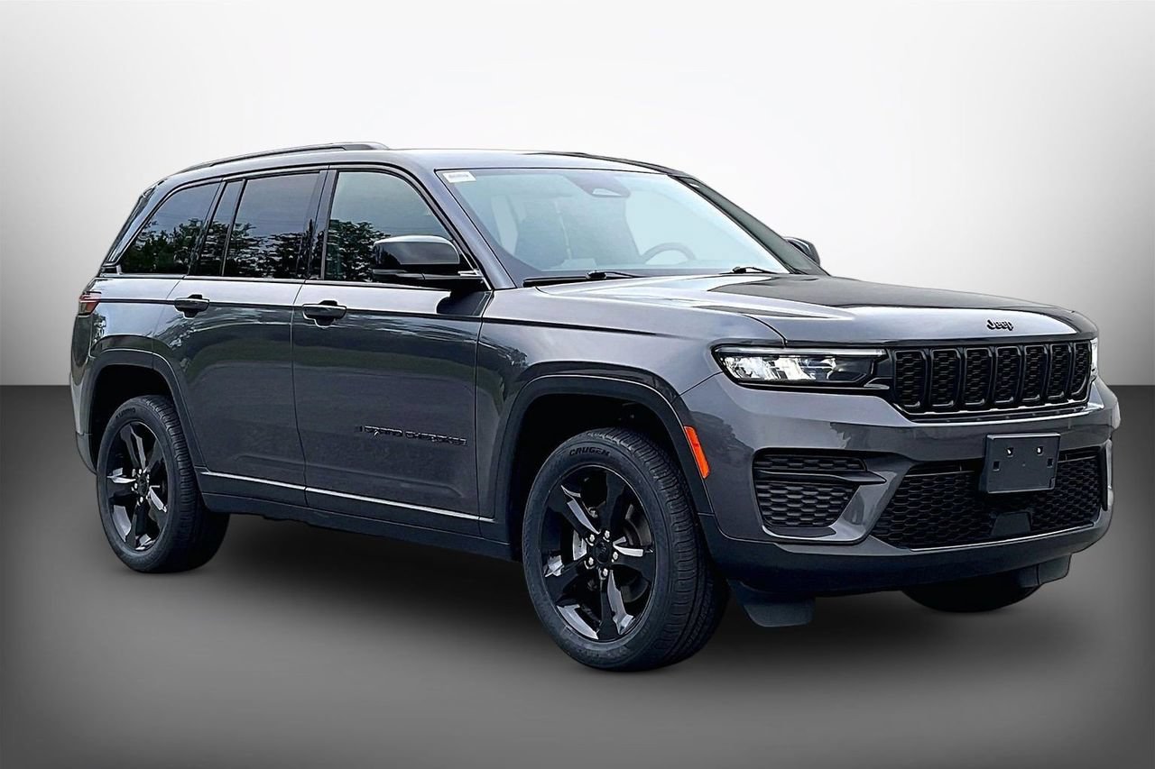 Used 2023 Jeep Grand Cherokee Altitude AWD/4WD image 2