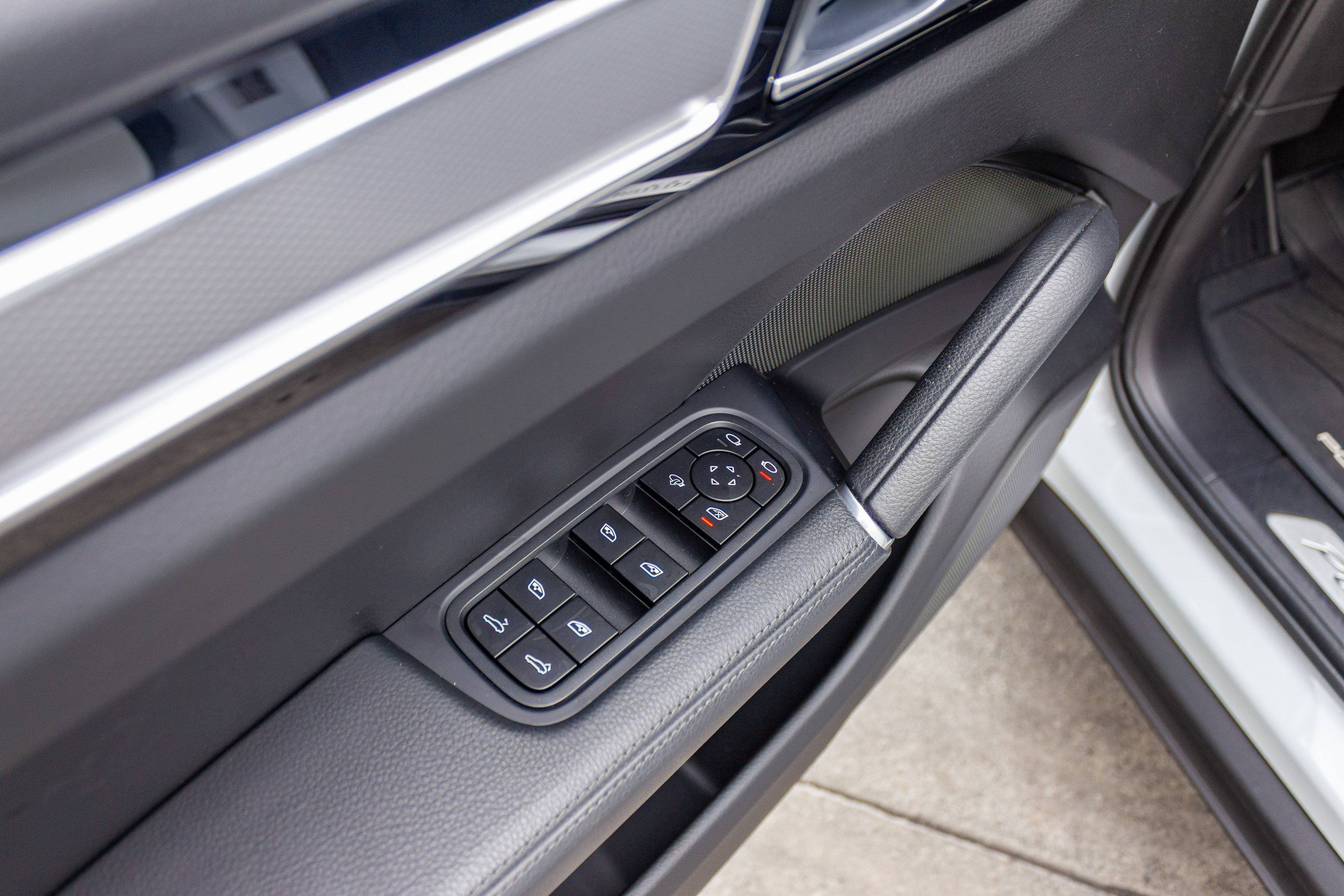 Used 2022 Porsche Cayenne S Platinum image 11