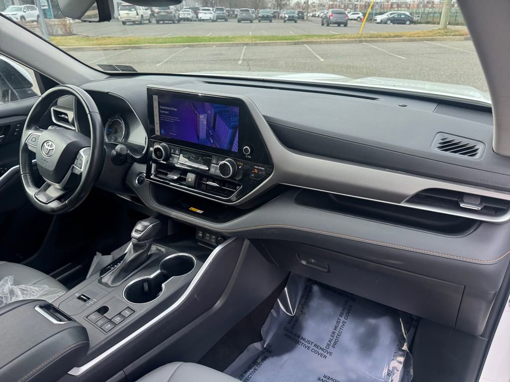 Used 2023 Toyota Highlander Bronze Edition image 16