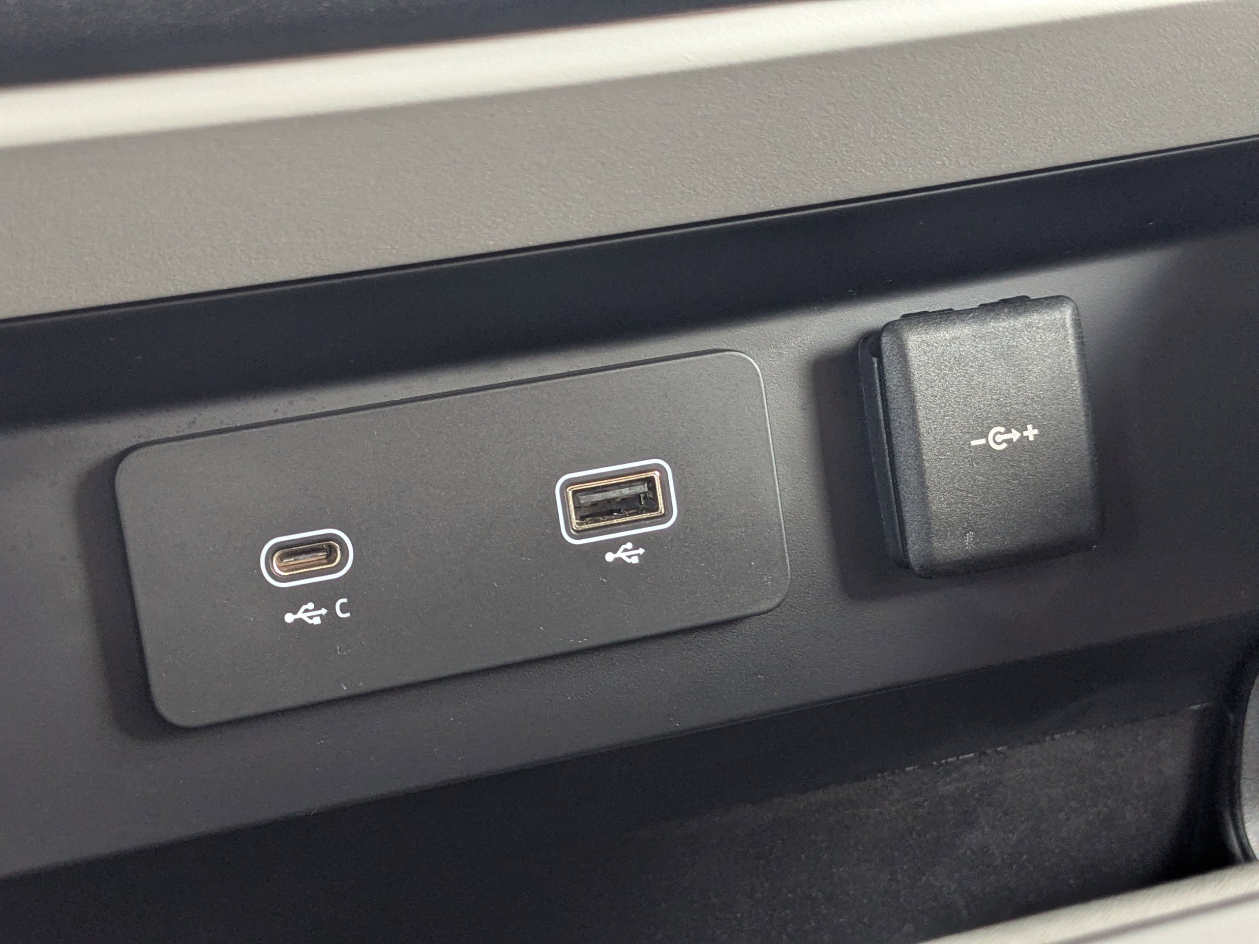 Used 2023 Land Rover Defender 130 First Edition image 26