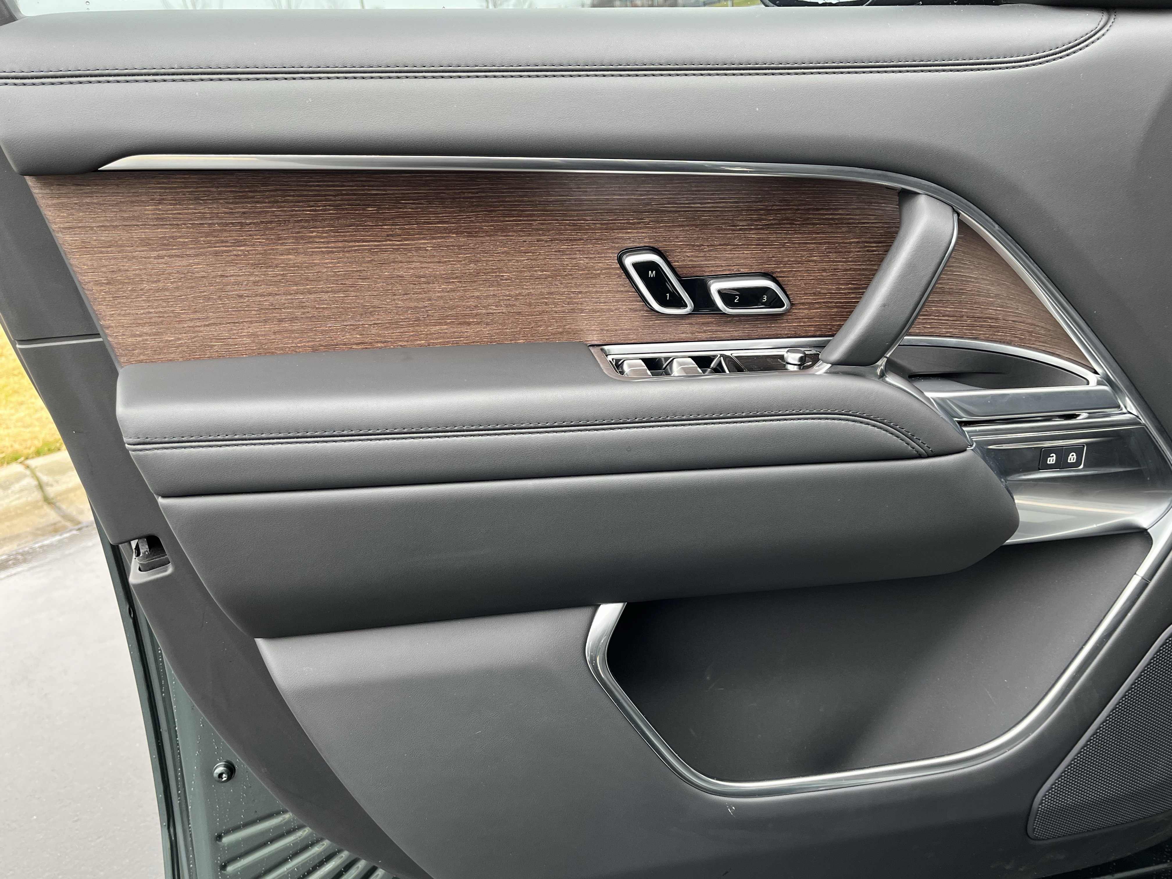 Certified 2025 Land Rover Range Rover Long Wheelbase SE image 12