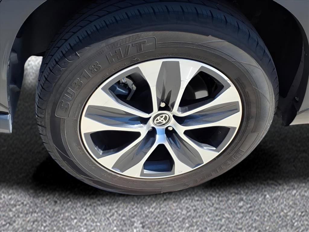 Used 2023 Toyota Highlander XLE image 9